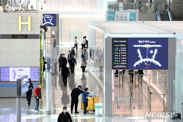 [인천공항=뉴시스] 조성우 기자 = 코로나19 백신 접종을 완료한 해외입국자 자가격리 면제가 시행된 21일 오후 인천국제공항 제1여객터미널 출국장에서 공항 이용객들이 오가고 있다. 2022.03.21. xconfind@newsis.com