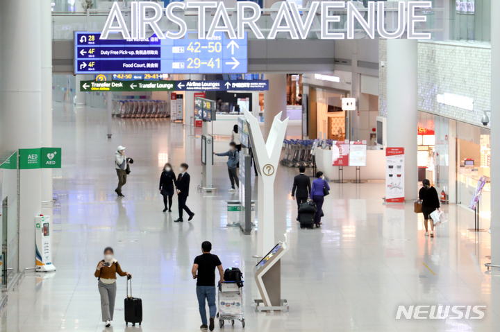 [인천공항=뉴시스] 조성우 기자 = 내국인에게 적용됐던 국내 면세점 구매한도를 없애는 개정 관세법 시행규칙이 시행된 21일 오후 인천국제공항 제1여객터미널 면세구역에서 공항 이용객들이 오가고 있다. 2022.03.21. xconfind@newsis.com