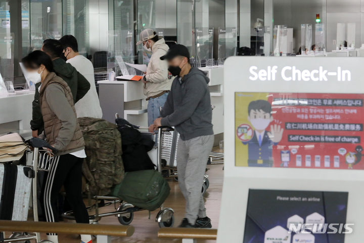 [인천공항=뉴시스] 조성우 기자 = 코로나19 백신 접종을 완료한 해외입국자 자가격리 면제가 시행된 21일 오후 인천국제공항 제1여객터미널 출국장에서 공항 이용객들이 오가고 있다. 2022.03.21. xconfind@newsis.com