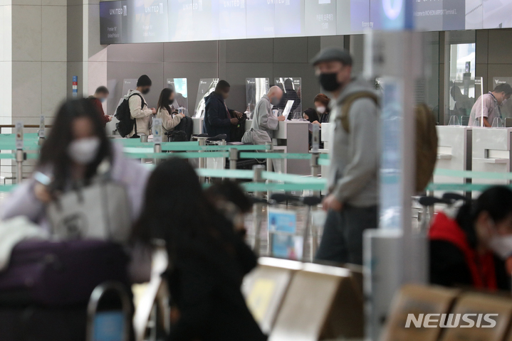 [인천공항=뉴시스] 조성우 기자 = 코로나19 백신 접종을 완료한 해외입국자 자가격리 면제가 시행된 21일 오후 인천국제공항 제1여객터미널 출국장에서 공항 이용객들이 이용객들이 출국 수속을 밟고 있다. 2022.03.21. xconfind@newsis.com