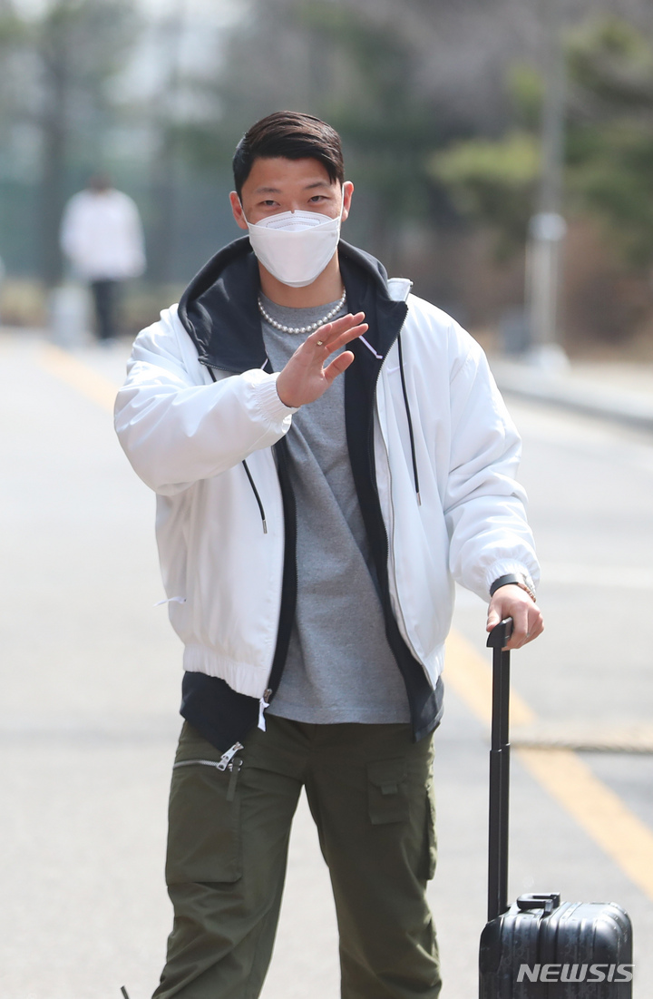 [파주=뉴시스] 고승민 기자 = 카타르 월드컵 아시아 최종예선 대한민국 대 이란전을 사흘 앞둔 21일 축구대표팀 황희찬이 경기 파주 국가대표트레이닝센터(NFC)로 들어서고 있다. 2022.03.21. kkssmm99@newsis.com