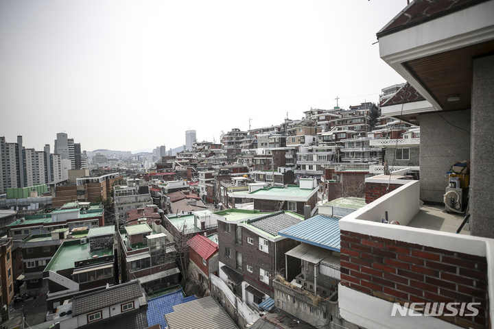 [서울=뉴시스] 정병혁 기자 = 서울 종로구 창신동 23번지 일대 민간 재개발 후보지의 모습. 2022.03.21. jhope@newsis.com