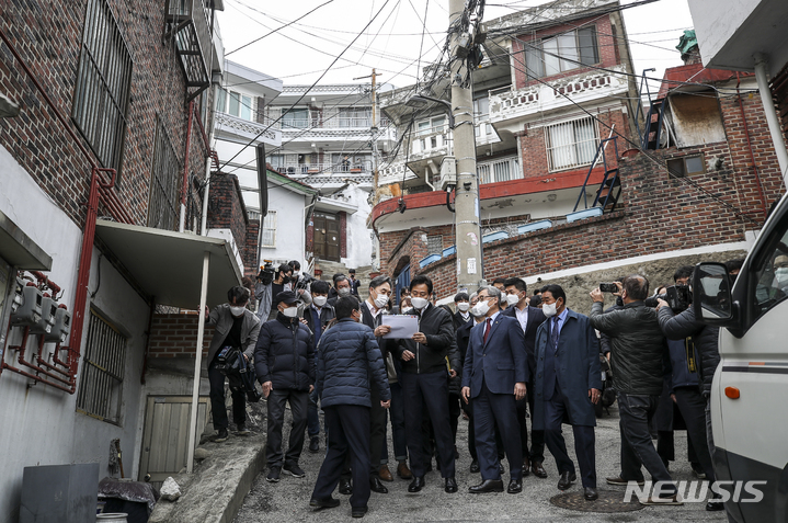 [서울=뉴시스] 정병혁 기자 = 오세훈 서울시장과 최재형 국민의힘 의원이 21일 오후 서울 종로구 창신동 23번지 일대를 찾아 창신동 민간재개발 후보지를 둘러보고 있다. 2022.03.21. jhope@newsis.com