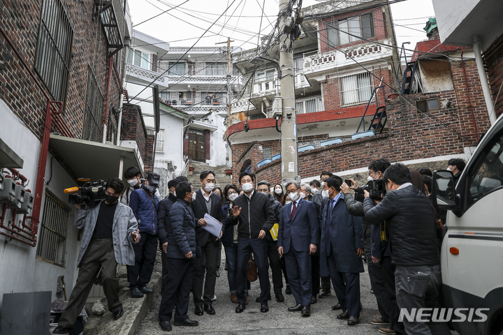 [서울=뉴시스] 정병혁 기자 = 오세훈 서울시장과 최재형 국민의힘 의원이 21일 오후 서울 종로구 창신동 23번지 일대를 찾아 창신동 민간재개발 후보지를 둘러보고 있다. 2022.03.21. jhope@newsis.com