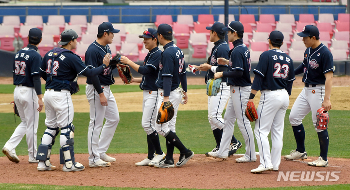 [광주=뉴시스] 류형근 기자 = 21일 오후 광주 북구 광주-기아챔피언스필드에서 열린 프로야구 시범경기 KIA 타이거즈 대 두산 베어스의 경기, 두산이 6-4 승리를 거둔 뒤 하이파이브 하고 있다. 2022.03.21. hgryu77@newsis.com