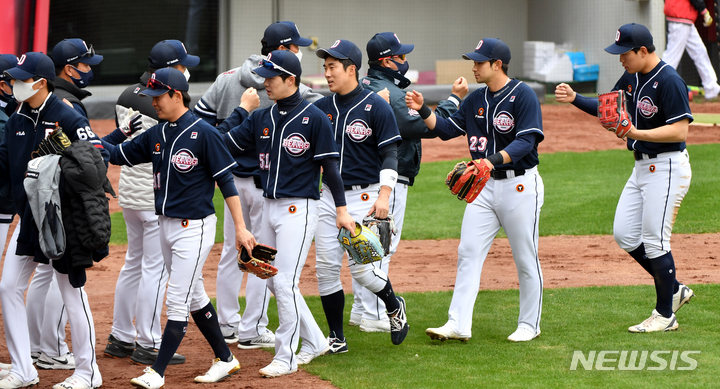 [광주=뉴시스] 류형근 기자 = 21일 오후 광주 북구 광주-기아챔피언스필드에서 열린 프로야구 시범경기 KIA 타이거즈 대 두산 베어스의 경기, 두산이 6-4 승리를 거둔 뒤 하이파이브 하고 있다. 2022.03.21. hgryu77@newsis.com