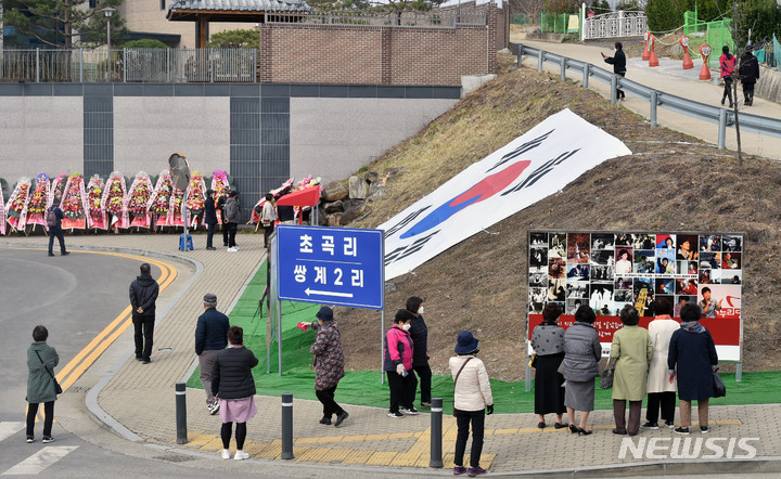 [대구=뉴시스] 이무열 기자 = 박근혜 전 대통령의 사저 입주 임박 소식이 알려진 21일 오후 시민들이 대구 달성군 유가읍 쌍계리 박 전 대통령 사저 주변을 둘러보고 있다. 2022.03.21. lmy@newsis.com
