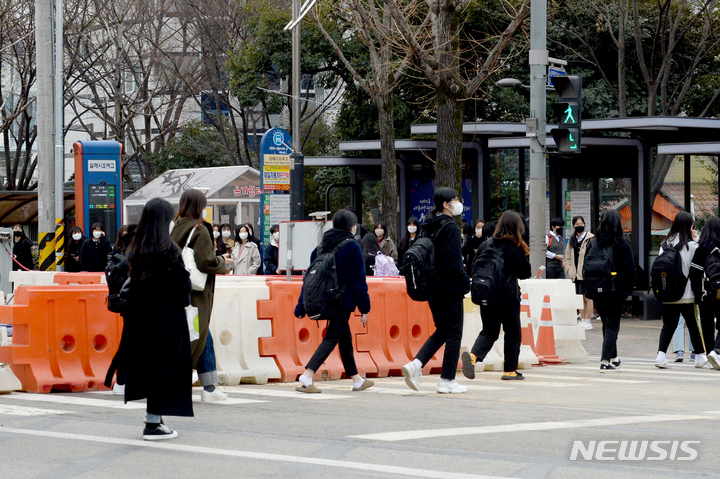 [광주=뉴시스] 김혜인 기자 = 도시철도 2호선 공사가 한창인 21일 오후 광주 동구 지산동 한 도로에서 학생들이 횡단보도를 건너고 있다. 2022.03.21.hyein0342@newsis.com