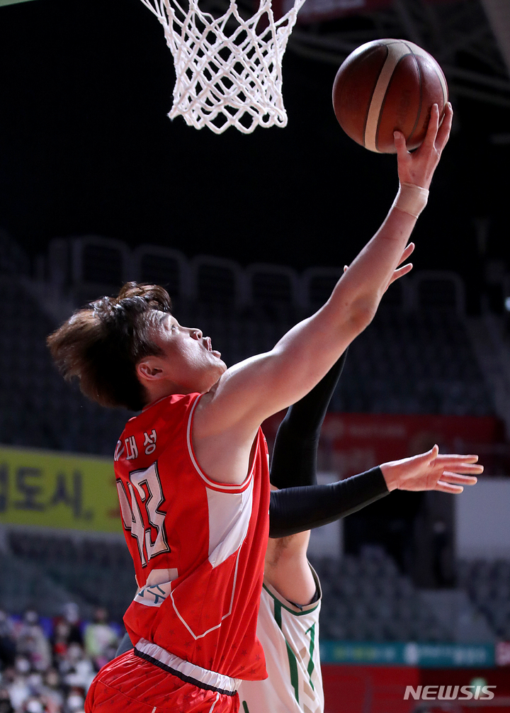 [고양=뉴시스] 김병문 기자 = 23일 오후 경기 고양시 고양체육관에서 열린 2021-2022 KBL 고양 오리온 오리온스와 원주 DB 프로미의 경기, 오리온 이대성이 슛하고 있다. 2022.03.21. dadazon@newsis.com