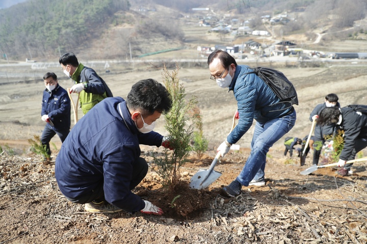 [천안 뉴시스] 식목일을 맞아 주민들이 나무를 심고 있다. *재판매 및 DB 금지