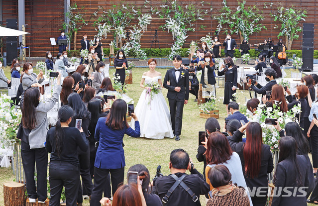 [대구=뉴시스]이무열 기자 = 롯데백화점 대구점이 야외 옥상 공원을 활용해 프라이빗 스몰 웨딩 시연회를 선보이는 모습. 2021.04.15. lmy@newsis.com *재판매 및 DB 금지