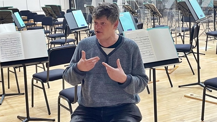 [서울=뉴시스]가이 브라운슈타인이 지난 21일 서울 서초구 예술의전당 N스튜디오에서 뉴시스와 인터뷰하고 있다. (사진=국립심포니오케스트라 제공) 2022.03.22. photo@newsis.com *재판매 및 DB 금지