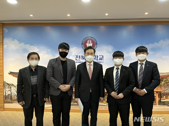 [전주=뉴시스]윤난슬 기자 = 매년 학생들을 직접 만나 소통의 장을 열어온 전북대학교 김동원 총장이 올해도 새 학기를 맞아 학생들을 만나는 시간을 마련했다.(사진=전북대 제공) 