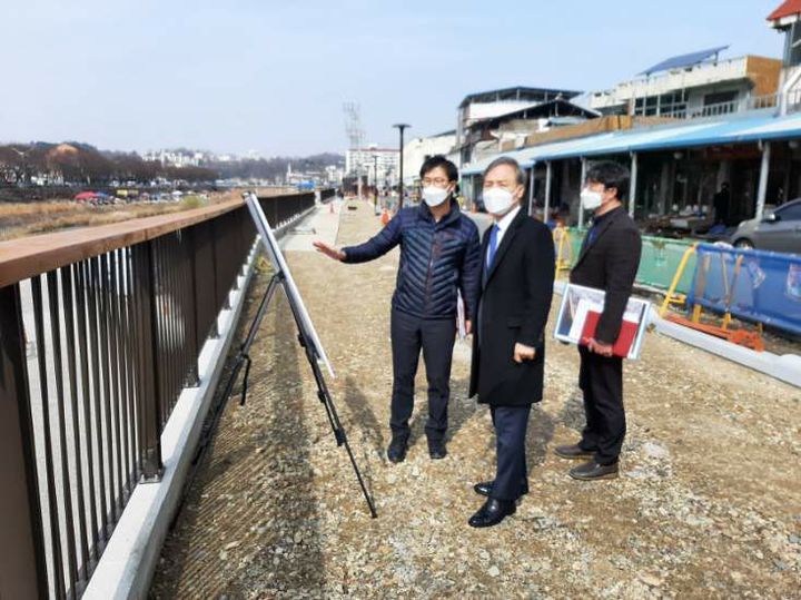 [전주=뉴시스] 한훈 기자 = 전북 전주시는 4월까지 총 15억원을 투입해 남부시장의 싸전다리부터 매곡교까지 400m 구간 중 가설점포가 철거된 120m 구간을 여행자 거리로 조성한다고 22일 밝혔다.(사진=전주시 제공).2022.03.22.&nbsp; photo@newsis.com *재판매 및 DB 금지