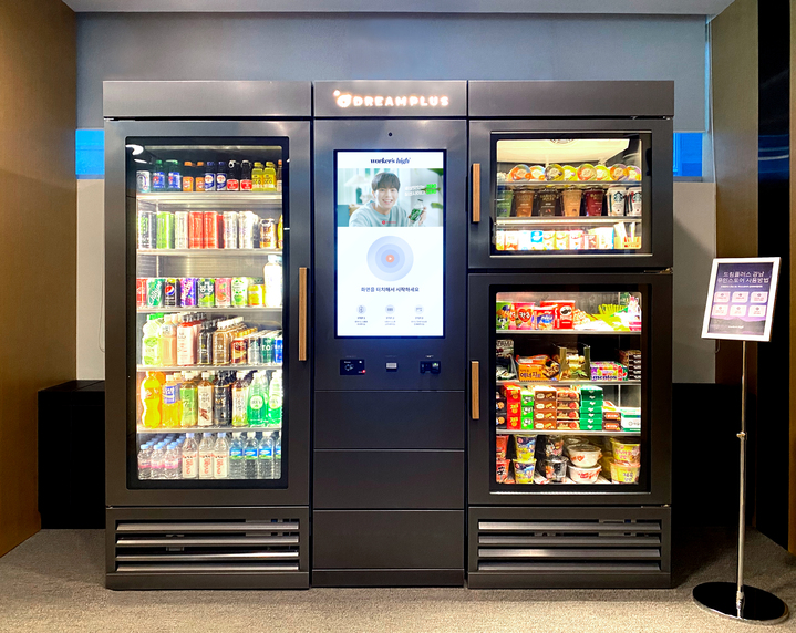 [서울=뉴시스] 공유오피스 '드림플러스'에 설치된 워커스하이 '마이크로스토어'. (사진=워커스하이 제공) 2022.3.23. photo@newsis.com *재판매 및 DB 금지
