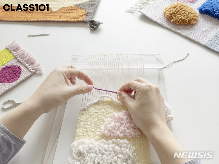 [서울=뉴시스] 엔원 투엘엘 위빙의 '태피스트리 도형 위빙' 클래스. (사진=클래스101 제공) 2022.03.22. photo@newsis.com