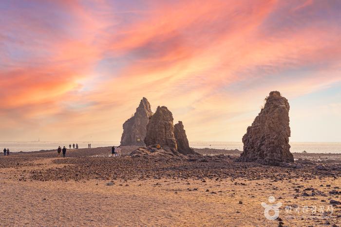 [서울=뉴시스]제부도 매바위 (사진 = 한국관광공사) 2022.3.22. photo@newsis.com *재판매 및 DB 금지