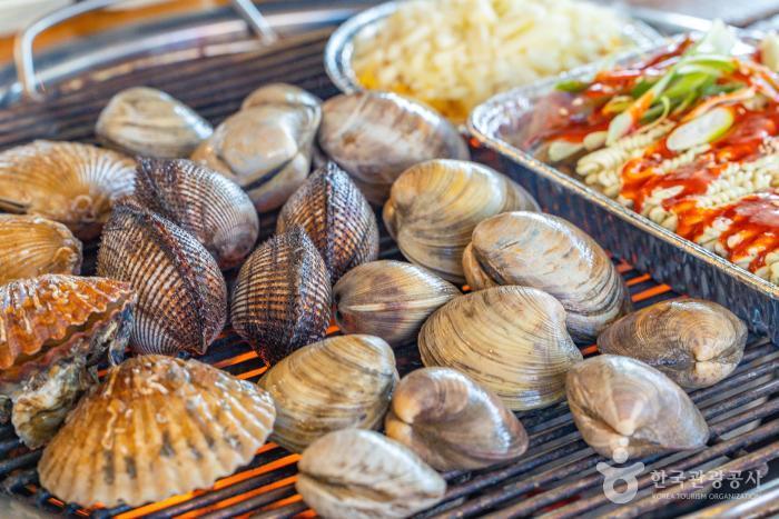 [서울=뉴시스]제부도 조개구이 (사진 = 한국관광공사) 2022.3.22. photo@newsis.com *재판매 및 DB 금지