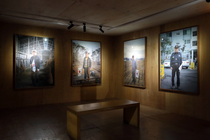 [서울=뉴시스] 박진희 기자 = 사진작가 박정근이 23일 서울 중구 을지로 상업화랑에서 개인전 '틈' 사진을 전시하고 있다. 2022.03.23. pak7130@newsis.com *재판매 및 DB 금지