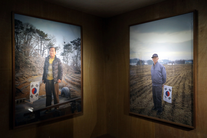 [서울=뉴시스] 박진희 기자 = 사진작가 박정근이 23일 서울 중구 을지로 상업화랑에서 개인전 '틈' 사진을 전시하고 있다. 2022.03.23. pak7130@newsis.com *재판매 및 DB 금지