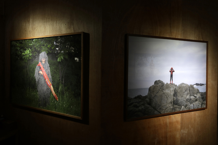 [서울=뉴시스] 박진희 기자 = 사진작가 박정근이 23일 서울 중구 을지로 상업화랑에서 개인전 '틈' 사진을 전시하고 있다. 2022.03.23. pak7130@newsis.com *재판매 및 DB 금지