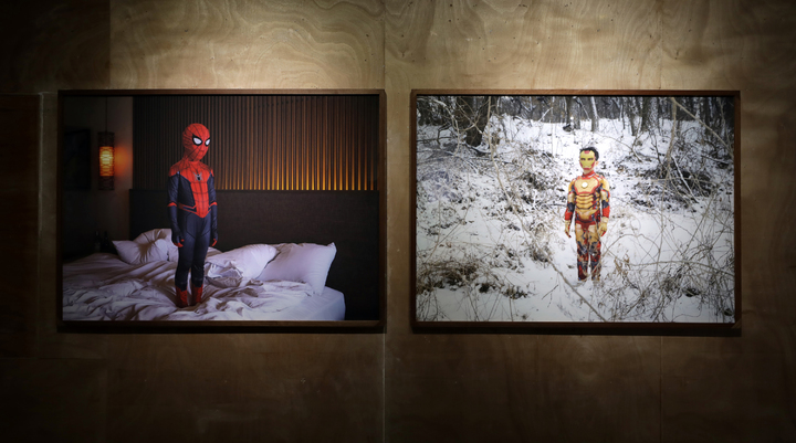 [서울=뉴시스] 박진희 기자 = 사진작가 박정근이 23일 서울 중구 을지로 상업화랑에서 개인전 '틈' 사진을 전시하고 있다. 2022.03.23. pak7130@newsis.com *재판매 및 DB 금지