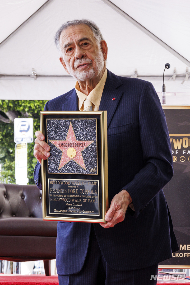 [로스앤젤레스=AP/뉴시스] 미국 영화계의 거장 프랜시스 포드 코폴라 감독이 21일(현지시간) 미 캘리포니아주 로스앤젤레스에서 할리우드 명예의 거리에 입성해 자신의 성판 앞에서 미니 성판을 들고 포즈를 취하고 있다. 코폴라 감독은 영화 '대부' 시리즈, 지옥의 묵시록, 컨버세이션 등의 명작으로 잘 알려져 있다. 2022.03.22.