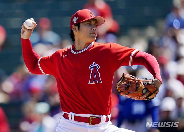 [템피=AP/뉴시스] 로스앤젤레스 에인절스의 오타니 쇼헤이가 21일(현지시간) 미 애리조나주 템피의 디아블로 경기장에서 열린 캔자스시티와의 시범경기에 선발 등판해 1회 투구하고 있다. 오타니는 이날 최고 구속 약 159㎞의 공을 뿌리며 2⅓이닝 3피안타 5탈삼진 1실점을 기록했다. 2022.03.22.