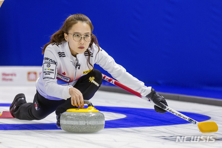 [프린스조지=AP/뉴시스] '팀킴'의 김은정이 21일(현지시간) 캐나다 브리티시 컬럼비아주 프린스 조지에서 열린 2022 여자컬링 세계선수권대회 예선 4차전 미국을 상대로 투구하고 있다. '팀킴'은 미국을 11-4로 꺾어 4승을 올리며 일본, 스위스와 공동 1위를 기록하고 있다. 2022.03.22.
