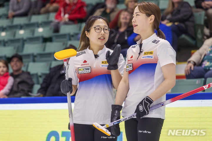 [프린스조지=AP/뉴시스] '팀킴'의 김선영(왼쪽)과 김초희가 21일(현지시간) 캐나다 브리티시 컬럼비아주 프린스 조지에서 열린 2022 여자컬링 세계선수권대회 예선 4차전 미국과 경기 중 작전을 짜고 있다. '팀킴'은 미국을 11-4로 꺾어 4승을 올리며 일본, 스위스와 공동 1위를 기록하고 있다. 2022.03.22.