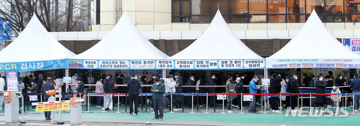 [서울=뉴시스] 홍효식 기자 = 0시 기준 코로나19 신규 확진자가 35만3980명으로 집계된 22일 서울 송파구보건소 선별진료소에서 시민들이 코로나19 PCR 검사를 받기 위해 줄지어 기다리고 있다. 2022.03.22. yesphoto@newsis.com