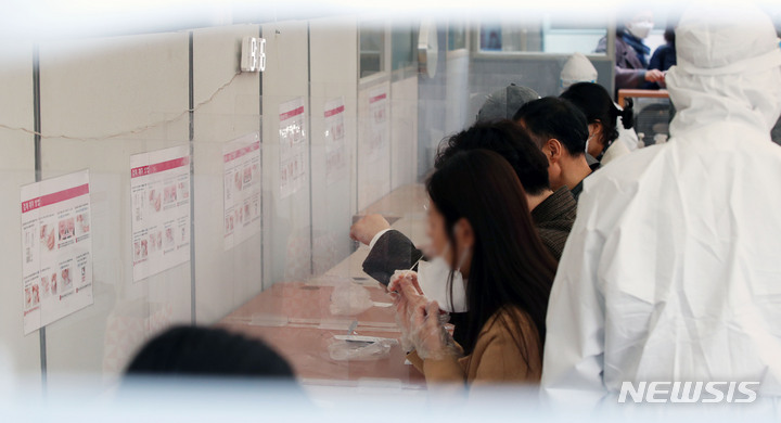 [서울=뉴시스] 홍효식 기자 = 0시 기준 코로나19 신규 확진자가 35만3980명으로 집계된 22일 서울 송파구보건소 선별진료소에서 시민들이 코로나19 신속항원 자가검사를 하고 있다. 2022.03.22. yesphoto@newsis.com