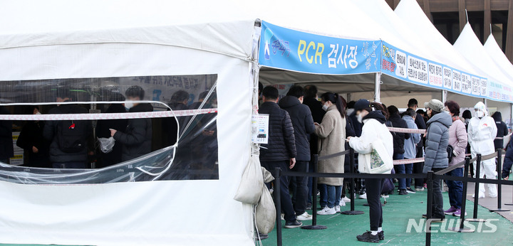 [서울=뉴시스] 홍효식 기자 = 0시 기준 코로나19 신규 확진자가 35만3980명으로 집계된 22일 서울 송파구보건소 선별진료소에서 시민들이 코로나19 PCR 검사를 받기 위해 줄지어 기다리고 있다. 2022.03.22. yesphoto@newsis.com