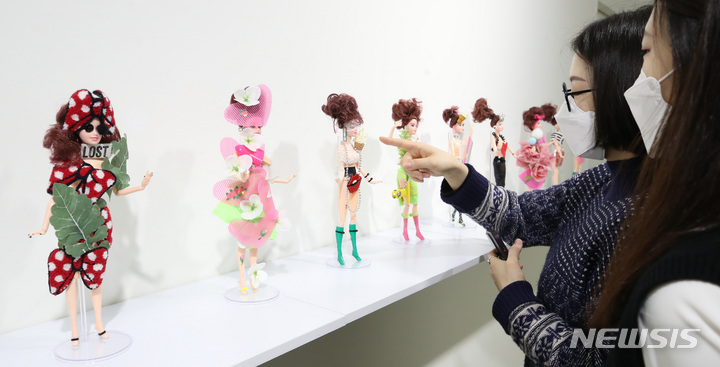 [서울=뉴시스] 조수정 기자 = 22일 오전 서울 강남구 호리아트스페이스에서 개막한 우크라이나 난민 구호기금 마련전 '아트 인 페이스(ART IN FAITH)'에서 내방객이 작품을 관람하고 있다. 김경민, 김남표, 김대섭, 김성복, 김수수, 김시현, 김현식, 박성민, 변웅필, 송필, 유현경, 윤종석, 이경미, 이인, 최석운, 키야킴 작가의 총 81점을 볼 수 있는 이번 전시는 4월 23일까지 열린다. 전시 수익금 일부는 대한적십자사를 통해 러시아 침공으로 고통받는 우크라이나 난민 긴급 지원을 위해 쓰여진다. 2022.03.22. chocrystal@newsis.com