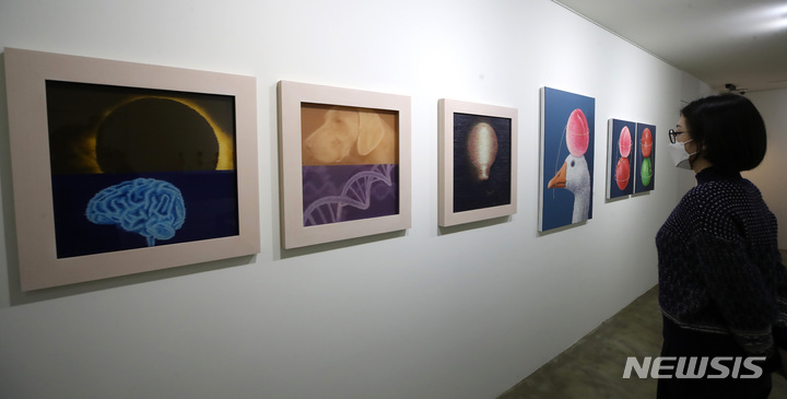 [서울=뉴시스] 조수정 기자 = 22일 오전 서울 강남구 호리아트스페이스에서 개막한 우크라이나 난민 구호기금 마련전 '아트 인 페이스(ART IN FAITH)'에서 내방객이 작품을 관람하고 있다. 김경민, 김남표, 김대섭, 김성복, 김수수, 김시현, 김현식, 박성민, 변웅필, 송필, 유현경, 윤종석, 이경미, 이인, 최석운, 키야킴 작가의 총 81점을 볼 수 있는 이번 전시는 4월 23일까지 열린다. 전시 수익금 일부는 대한적십자사를 통해 러시아 침공으로 고통받는 우크라이나 난민 긴급 지원을 위해 쓰여진다. 2022.03.22. chocrystal@newsis.com