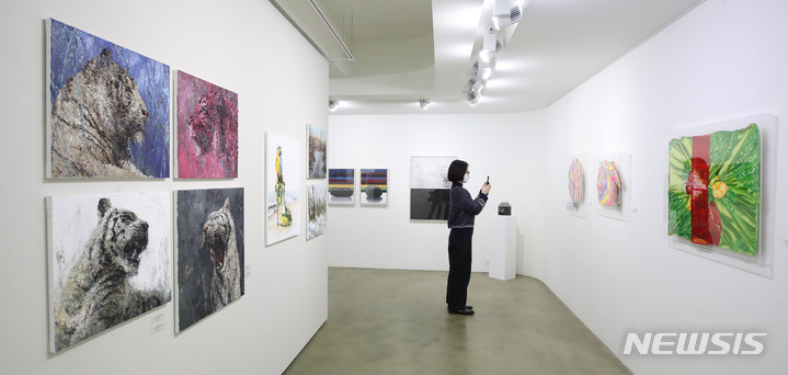 [서울=뉴시스] 조수정 기자 = 22일 오전 서울 강남구 호리아트스페이스에서 개막한 우크라이나 난민 구호기금 마련전 '아트 인 페이스(ART IN FAITH)'에서 내방객이 작품을 관람하고 있다. 김경민, 김남표, 김대섭, 김성복, 김수수, 김시현, 김현식, 박성민, 변웅필, 송필, 유현경, 윤종석, 이경미, 이인, 최석운, 키야킴 작가의 총 81점을 볼 수 있는 이번 전시는 4월 23일까지 열린다. 전시 수익금 일부는 대한적십자사를 통해 러시아 침공으로 고통받는 우크라이나 난민 긴급 지원을 위해 쓰여진다. 2022.03.22. chocrystal@newsis.com