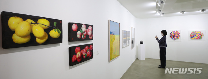 [서울=뉴시스] 조수정 기자 = 22일 오전 서울 강남구 호리아트스페이스에서 개막한 우크라이나 난민 구호기금 마련전 '아트 인 페이스(ART IN FAITH)'에서 내방객이 작품을 관람하고 있다. 김경민, 김남표, 김대섭, 김성복, 김수수, 김시현, 김현식, 박성민, 변웅필, 송필, 유현경, 윤종석, 이경미, 이인, 최석운, 키야킴 작가의 총 81점을 볼 수 있는 이번 전시는 4월 23일까지 열린다. 전시 수익금 일부는 대한적십자사를 통해 러시아 침공으로 고통받는 우크라이나 난민 긴급 지원을 위해 쓰여진다. 2022.03.22. chocrystal@newsis.com