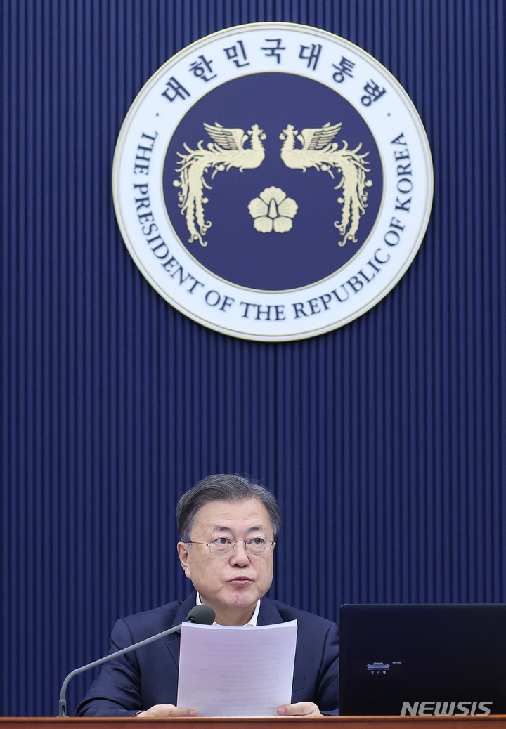 [서울=뉴시스] 김진아 기자 = 문재인 대통령이 22일 오전 청와대 여민관에서 열린 영상국무회의에서 발언하고 있다. 2022.03.22. bluesoda@newsis.com