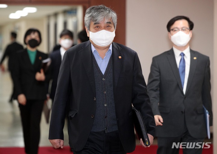 [서울=뉴시스] 김명원 기자 = 한상혁 방송통신위원장이 22일 오전 서울 종로구 정부서울청사에서 영상으로 열린 제13회 국무회의에 참석하고 있다. (공동취재사진) 2022.03.22. photo@newsis.com