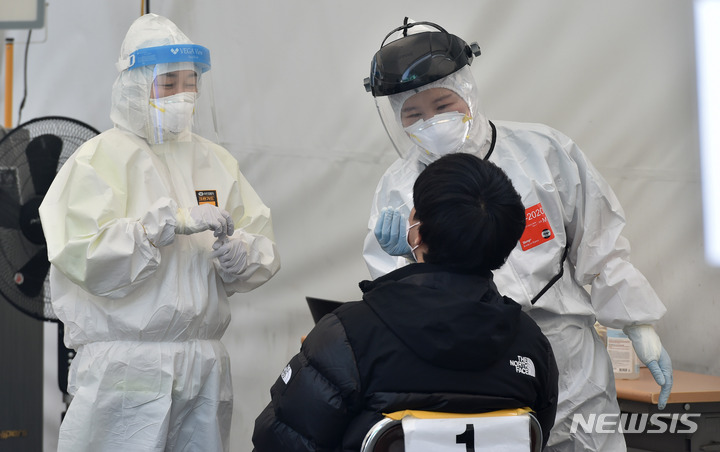 [대구=뉴시스] 이무열 기자 = 22일 오전 대구 수성구 보건소 선별진료소에서 한 시민이 PCR 검사를 받고 있다. 2022.03.22. lmy@newsis.com