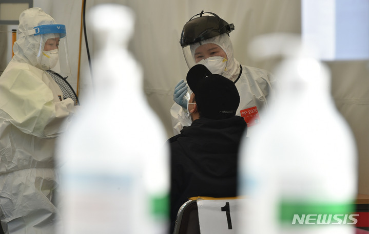 [대구=뉴시스] 이무열 기자 = 22일 오전 대구 수성구 보건소 선별진료소에서 한 시민이 PCR 검사를 받고 있다. 2022.03.22. lmy@newsis.com