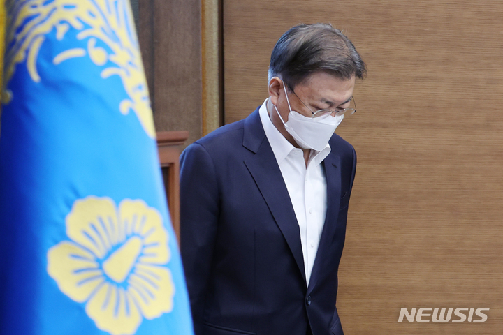 [서울=뉴시스] 김진아 기자 = 문재인 대통령이 22일 오전 청와대 여민관에서 열린 영상국무회의에 참석하고 있다. 2022.03.22. bluesoda@newsis.com