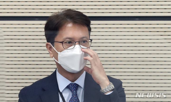 [세종=뉴시스] 강종민 기자 = 이규민 한국교육과정평가원장이 22일 오전 정부세종청사에서 2023학년도 대학수학능력시험 시행 기본계획 발표를 기다리며 마스크를 고쳐쓰고 있다. 2022.03.22. ppkjm@newsis.com