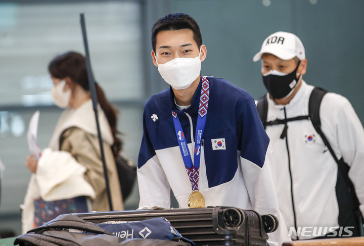 [인천공항=뉴시스] 정병혁 기자 = 세르비아 베오그라드의 스타크 아레나에서 열린 2022 세계실내육상선수권대회 남자 높이뛰기에서 금메달을 차지한 우상혁이 22일 인천국제공항 1터미널을 통해 귀국하고 있다. 2022.03.22. jhope@newsis.com