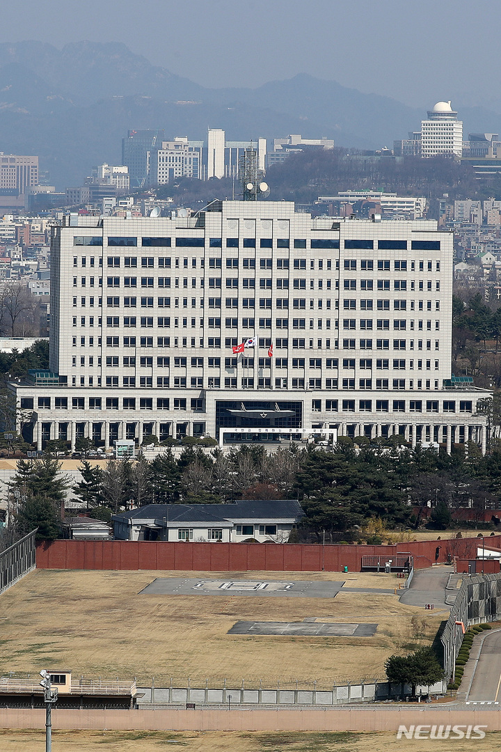 [서울=뉴시스] 백동현 기자 = 청와대가 안보 공백 우려를 이유로 윤석열 대통령 당선인의 집무실 이전 계획에 공개적으로 반대 입장을 표명하면서 5월 10일 집무실 이전 로드맵에 차질을 빚고 있다. 사진은 22일 오전 서울 용산구 국방부 모습. 2022.03.22. livertrent@newsis.com