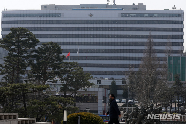 [서울=뉴시스] 백동현 기자 = 청와대가 안보 공백 우려를 이유로 윤석열 대통령 당선인의 집무실 이전 계획에 공개적으로 반대 입장을 표명하면서 5월 10일 집무실 이전 로드맵에 차질을 빚고 있다. 사진은 22일 오전 서울 용산구 국방부 모습. 2022.03.22. livertrent@newsis.com