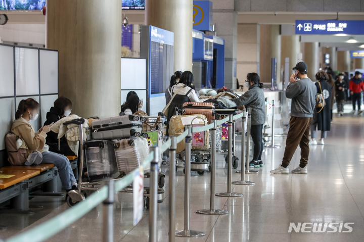 [인천공항=뉴시스] 정병혁 기자 = 오미크론의 하위 변위인 스텔스 오미크론(BA.2)의 국내 검출량이 최근 4주 새 41.4%로 빠르게 상승하고 있는 22일 오후 인천국제공항 1터미널에서 공항이용객들이 이동하고 있다. 2022.03.22. jhope@newsis.com