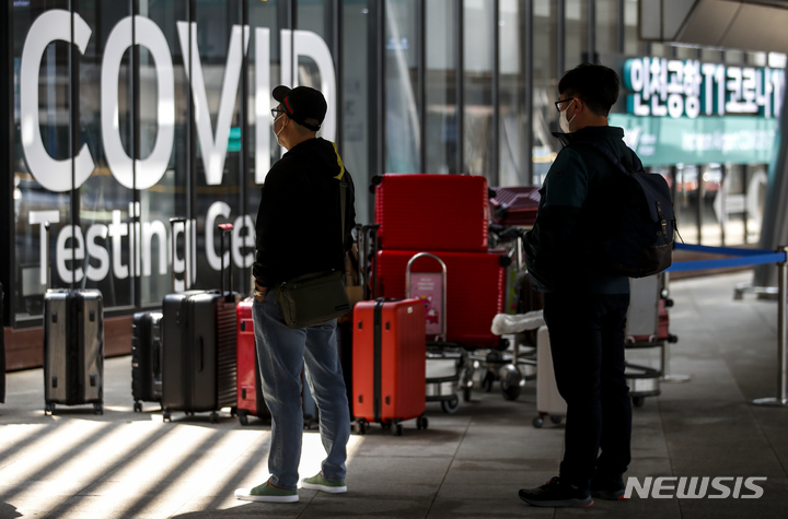 [인천공항=뉴시스] 정병혁 기자 = 오미크론의 하위 변위인 스텔스 오미크론(BA.2)의 국내 검출량이 최근 4주 새 41.4%로 빠르게 상승하고 있는 22일 오후 인천국제공항 1터미널 코로나19 검사센터에서 공항 이용객들이 검사를 받기 위해 대기하고 있다. 2022.03.22. jhope@newsis.com