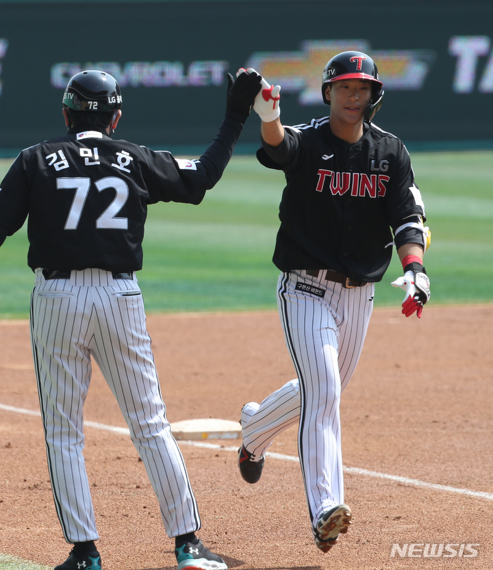 [인천=뉴시스] 조수정 기자 = 22일 인천 SSG랜더스필드에서 열린 2022 KBO리그 SSG랜더스와 LG트윈스 시범경기, 2회초 LG 송찬의가 솔로홈런을 날린 뒤 그라운드를 돌고 있다. 2022.03.22. chocrystal@newsis.com