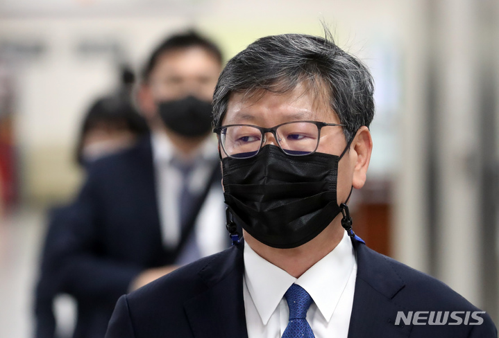 [서울=뉴시스] 고승민 기자 = 택시기사를 술에 취한 상태에서 폭행한 혐의 등을 받는 이용구 전 법무부 차관이 22일 서울중앙지방법원에서 열린 2차 공판에 출석하고 있다. 2022.03.22. kkssmm99@newsis.com